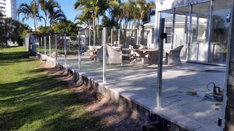 semi-frameless-poolfencing-10