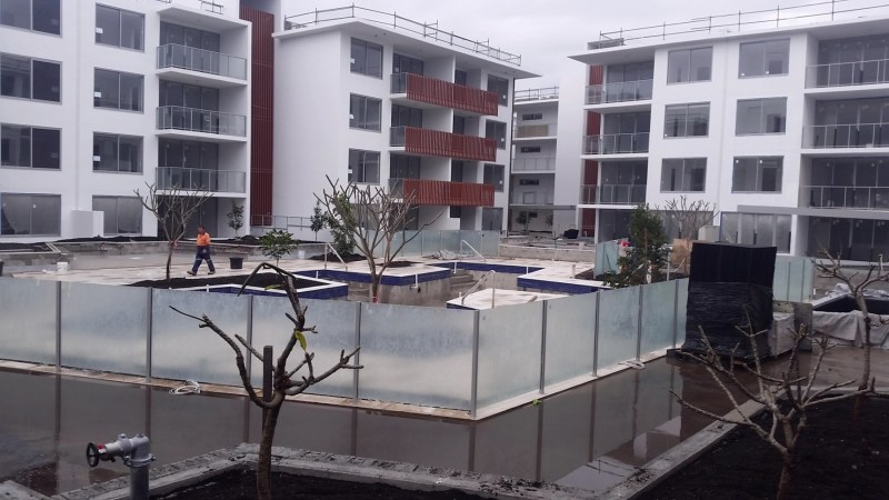 semi-frameless-poolfencing-9