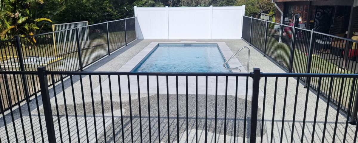 Flat top pool fencing has been successfully installed in Little Mountain, offeri...